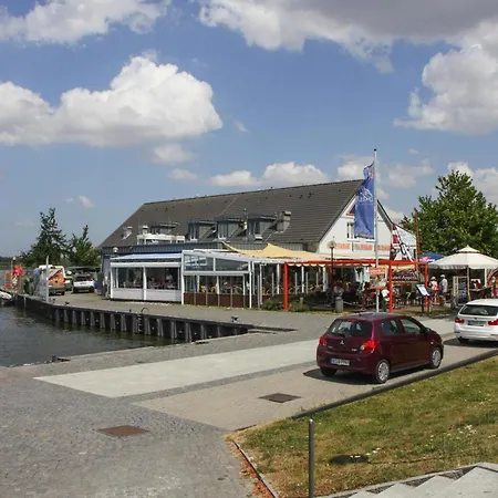 Hausboot Floating House Leni In Ribnitz-damgarten, Cleaning Included Botel