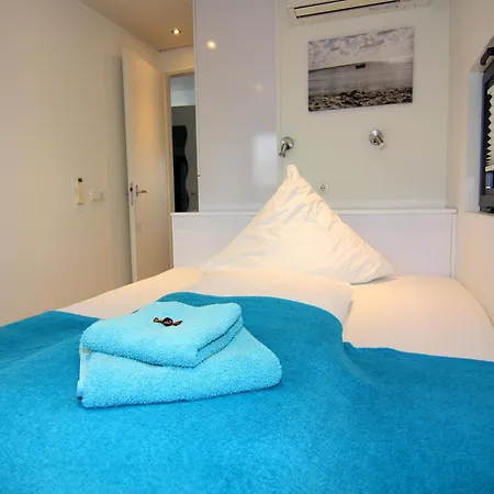 Hausboot Floating House Leni In Ribnitz-damgarten, Cleaning Included